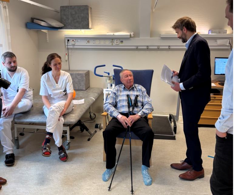 En gruppe mennesker som sitter i stoler