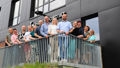 En gruppe mennesker som poserer for et bilde