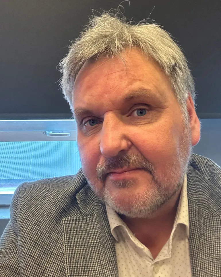 En mann med skjegg