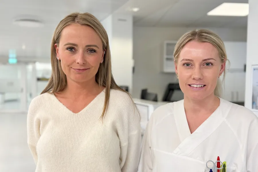 To kvinner på sykehus, en i hvite arbeidsklær