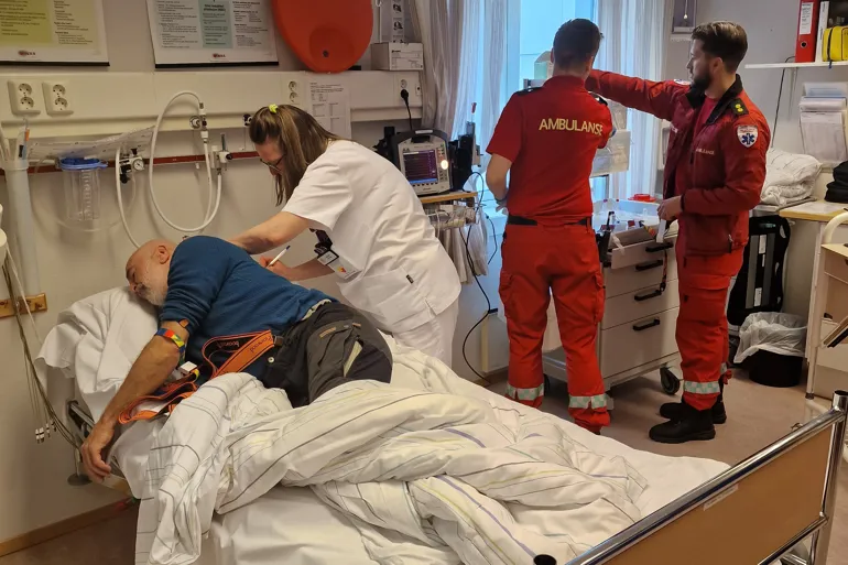 En gruppe mennesker som tar seg av en pasient