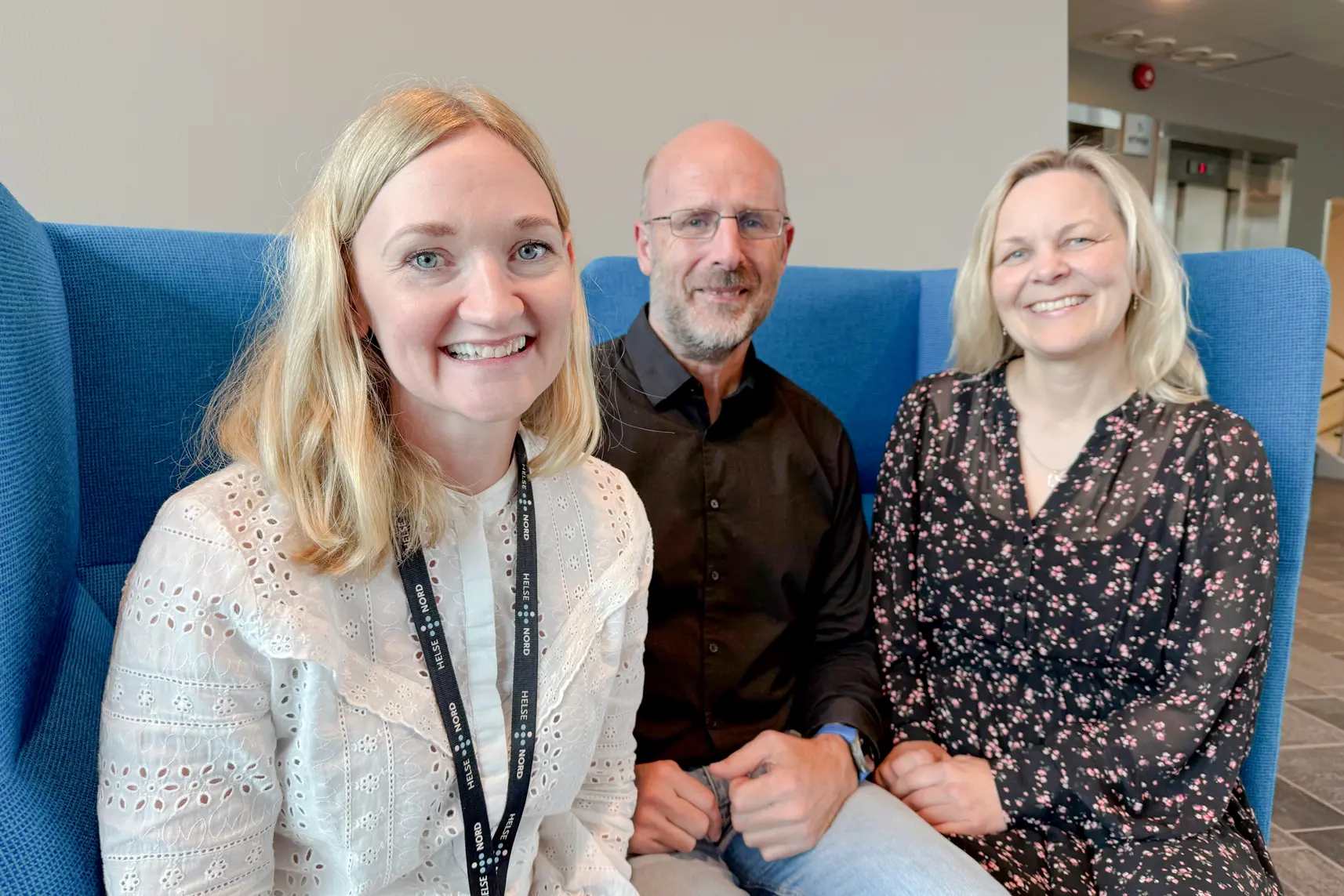 Tre personer i en sofa