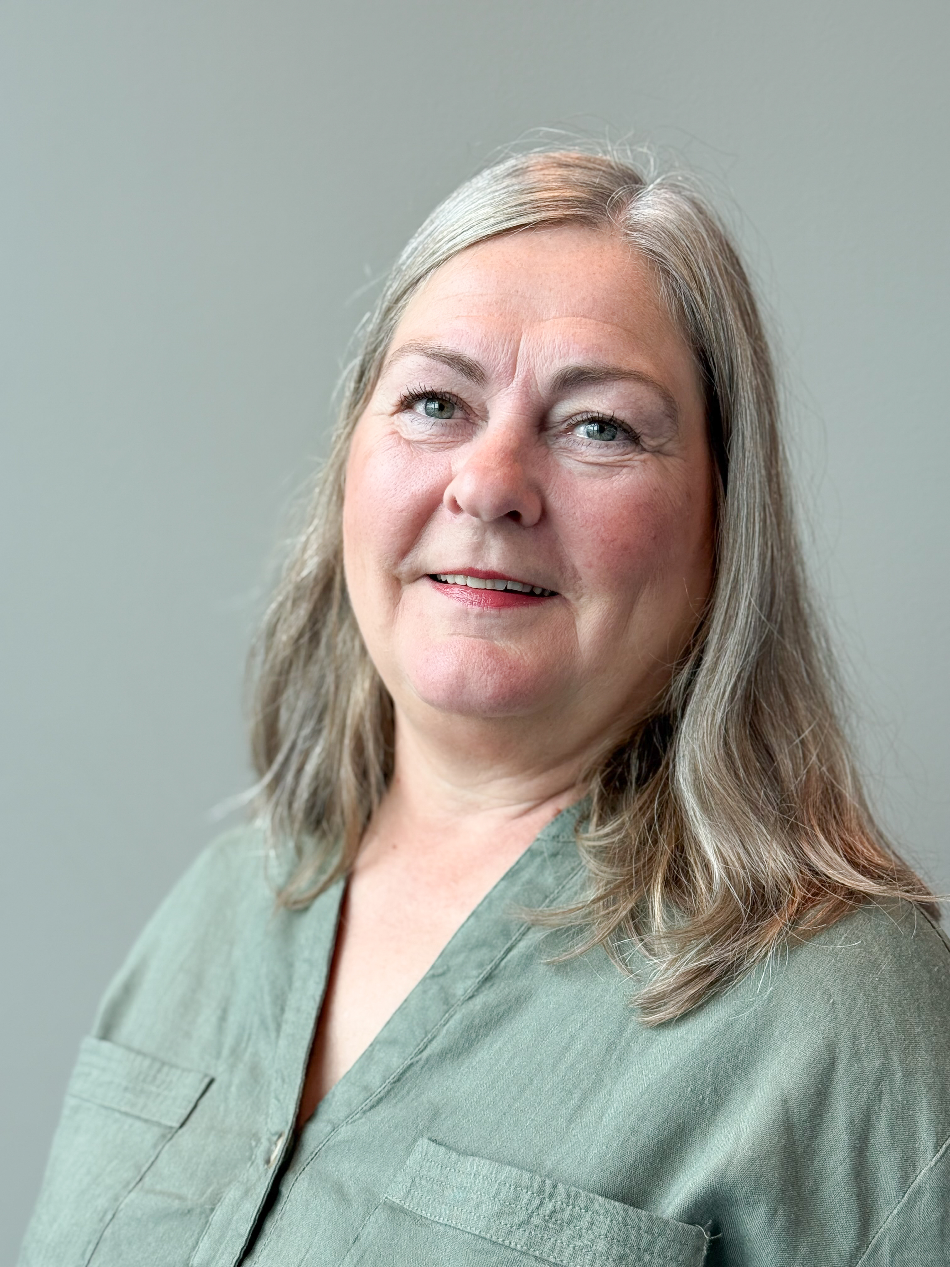 En kvinne med langt hår