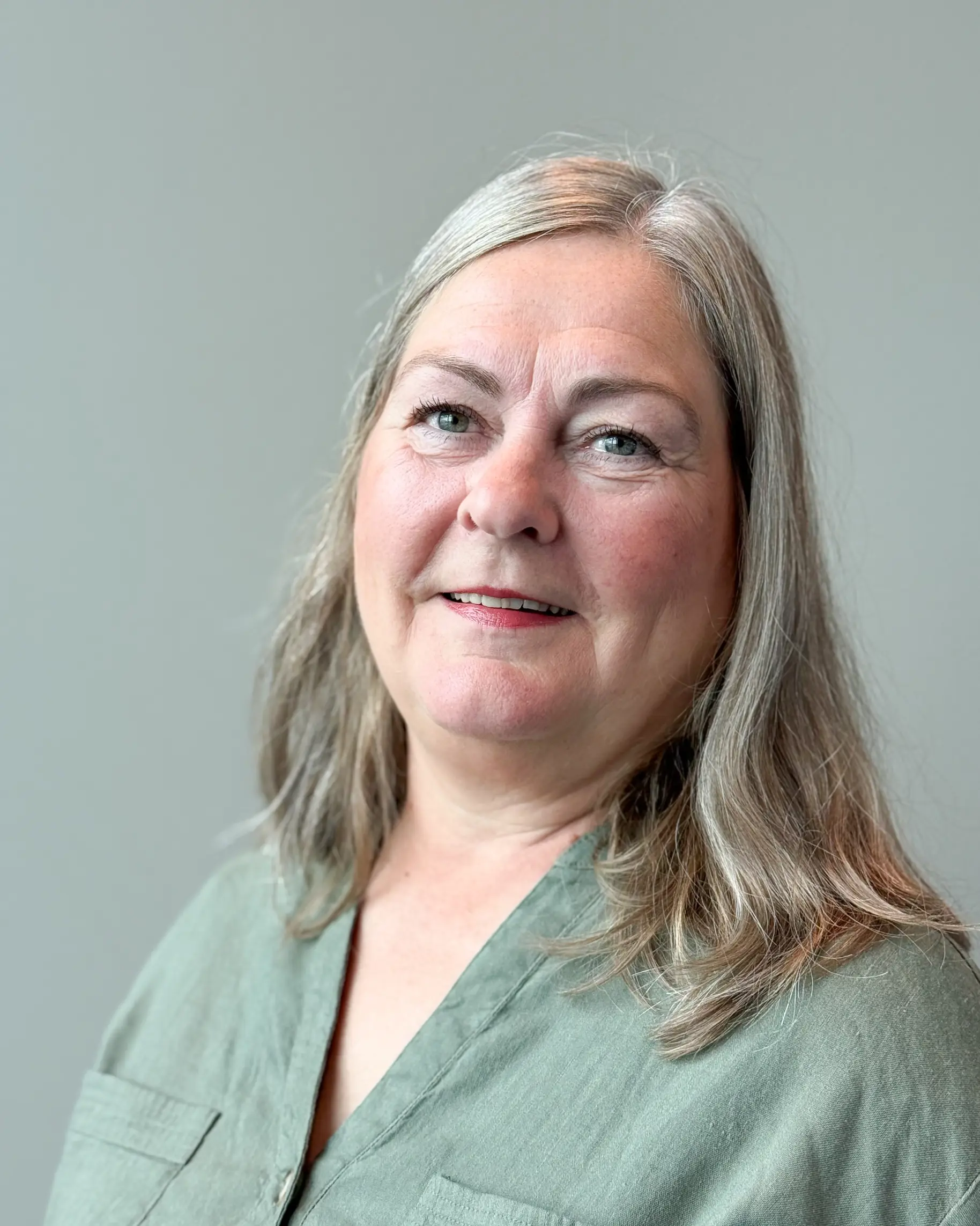 En kvinne med langt hår