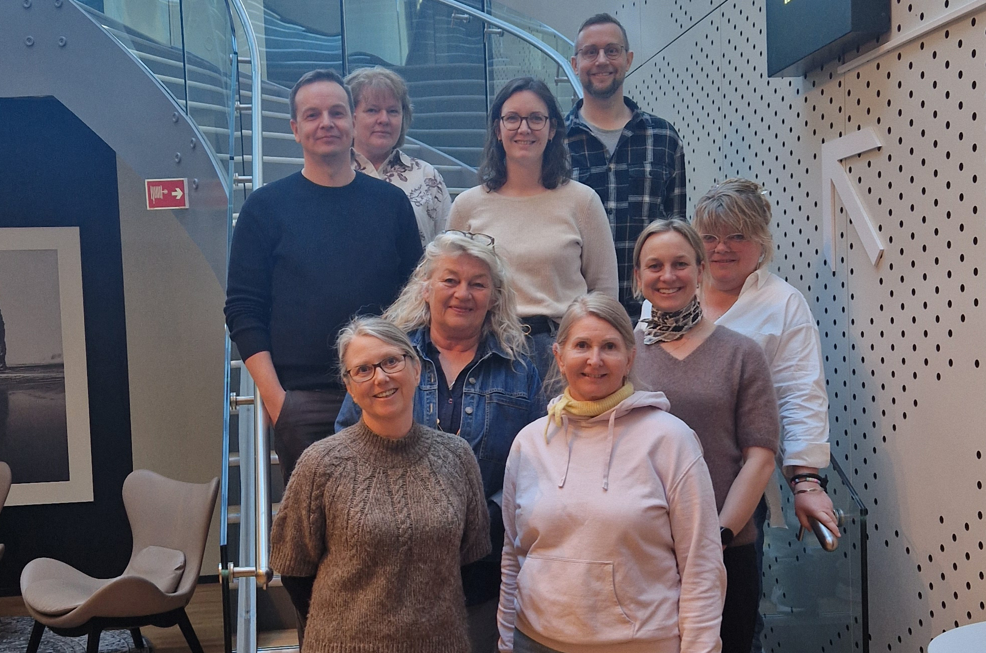 En gruppe mennesker som poserer for et bilde
