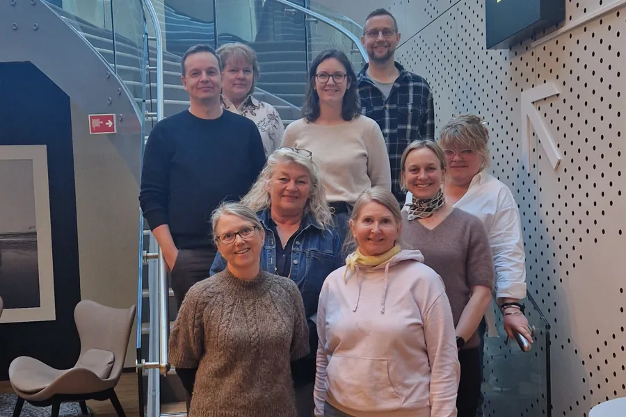 En gruppe mennesker som poserer for et bilde