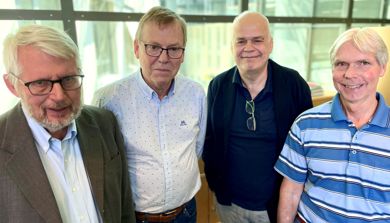 En gruppe menn som poserer for et bilde