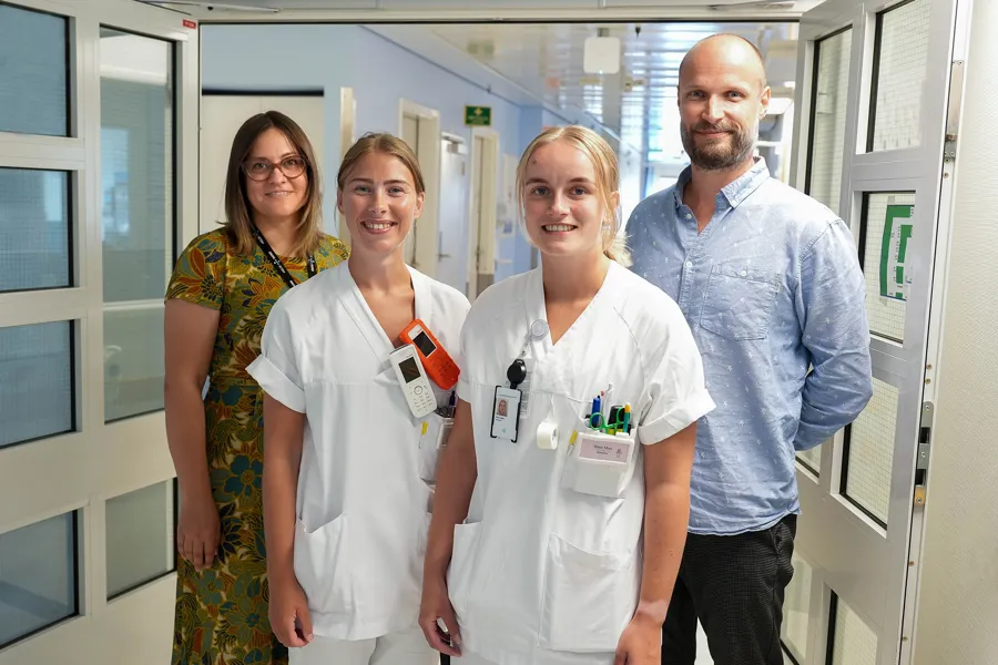 En gruppe mennesker som poserer for et bilde