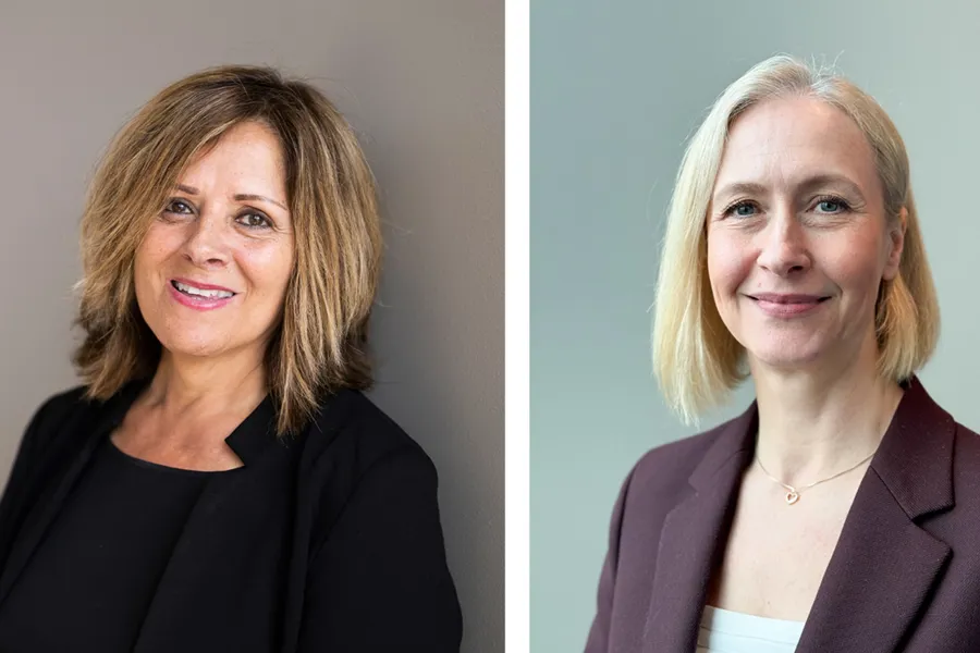 En person som smiler ved siden av en annen kvinne