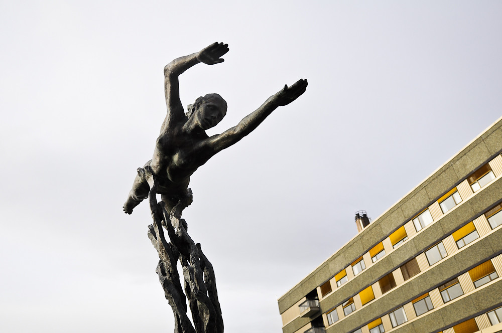 En statue av en person som holder en fakkel
