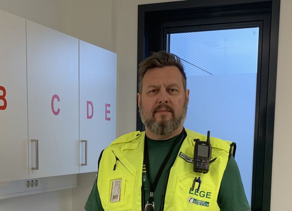 En mann iført en gul jakke