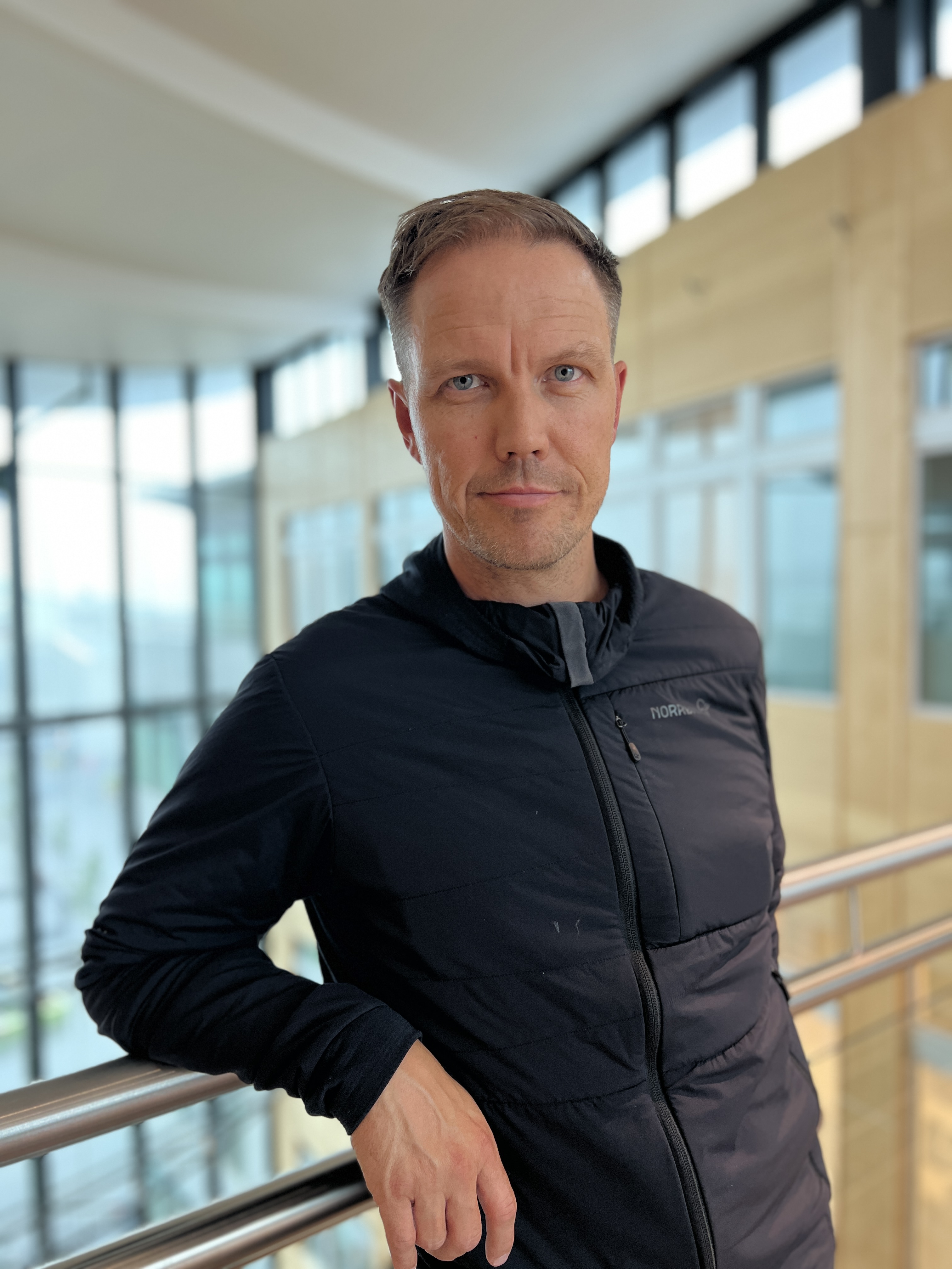 En mann som står foran et vindu