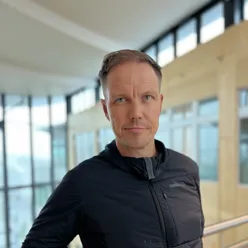 En mann som står foran et vindu