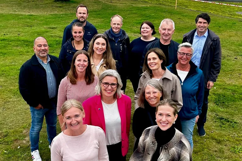 En gruppe mennesker som poserer for et bilde