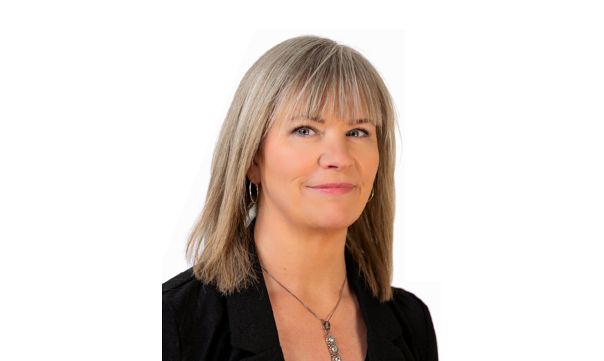 En kvinne med blondt hår