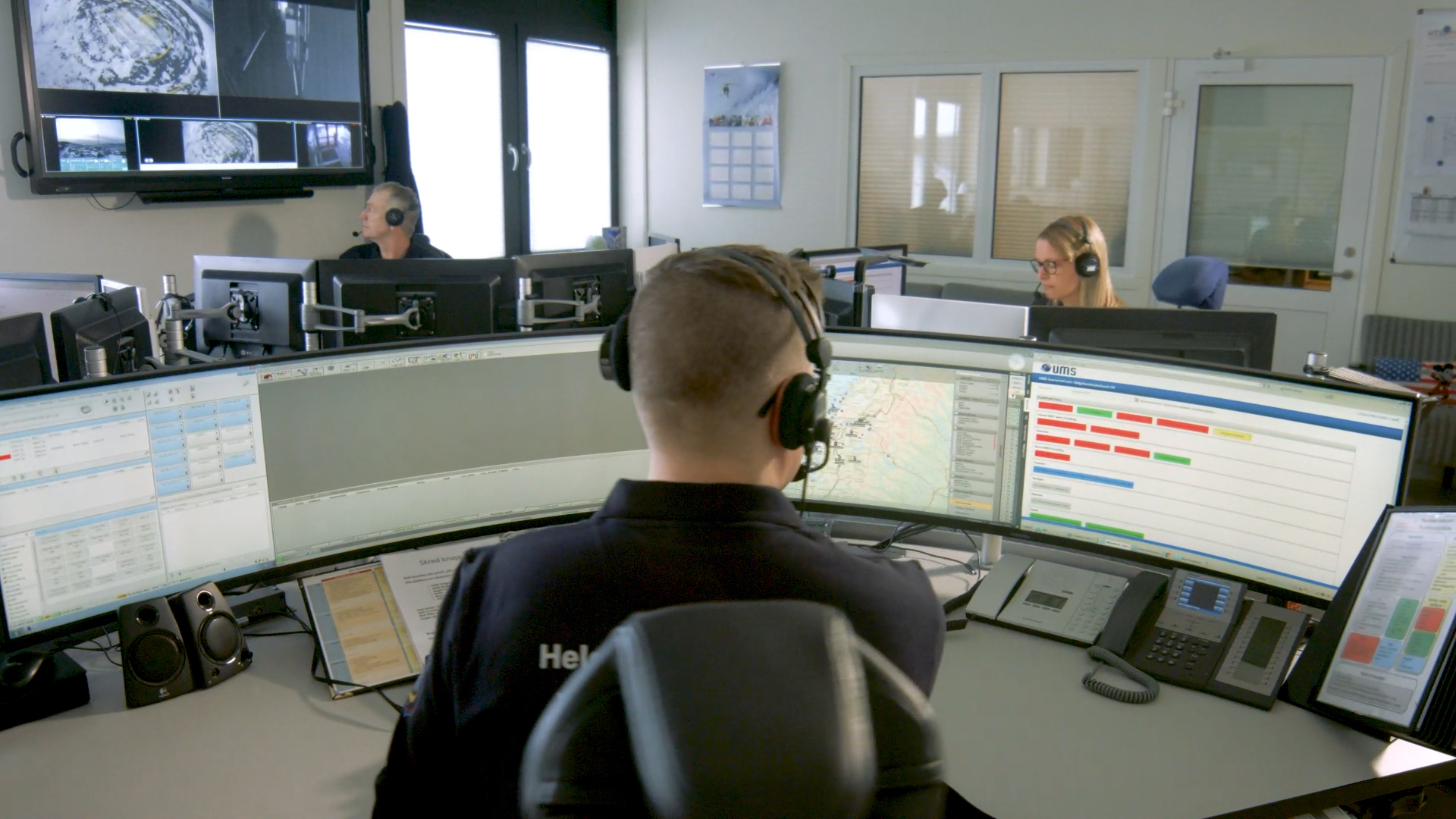 En gruppe mennesker som sitter ved datamaskiner