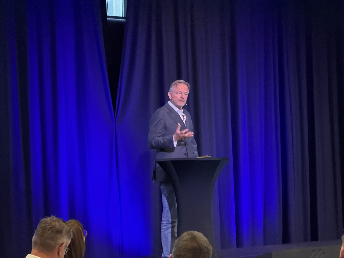 En person som står på et podium