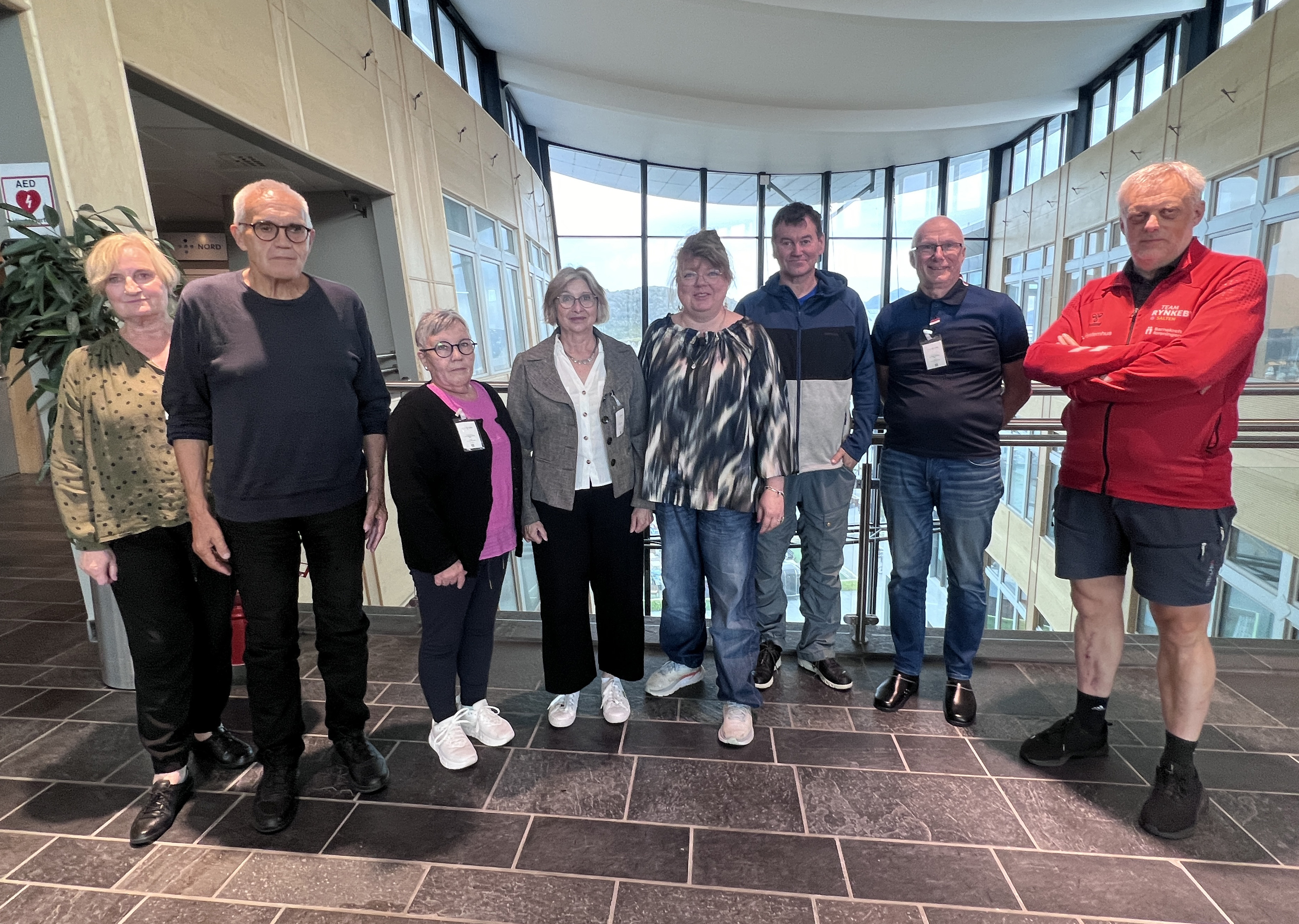 En gruppe mennesker som poserer for et bilde