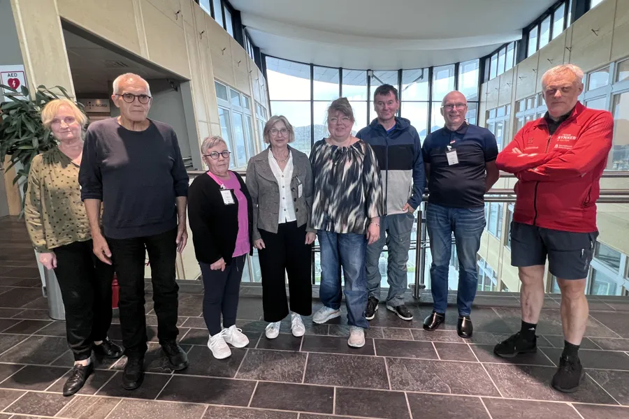 En gruppe mennesker som poserer for et bilde