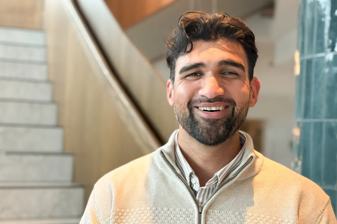 Mann med mørkt hår