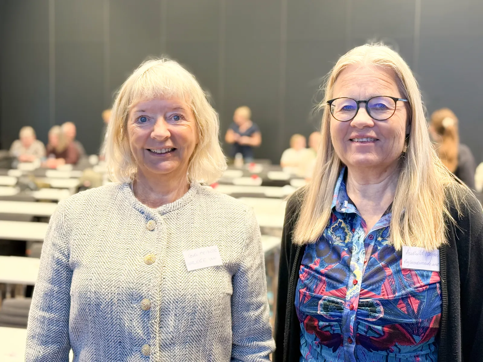 To kvinner med lyst hår