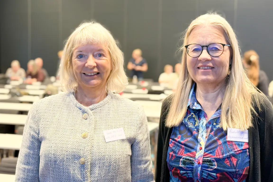 To kvinner med lyst hår