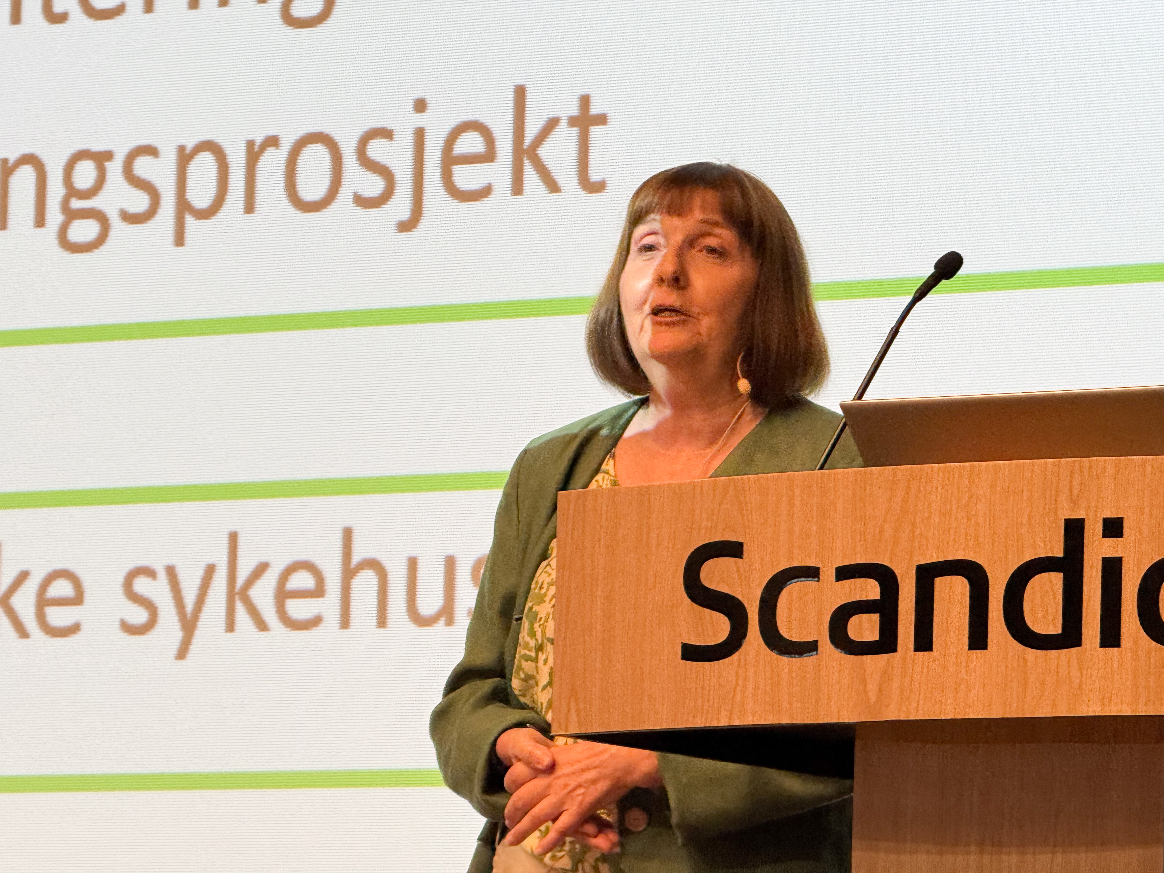 En kvinne bak en talerstol