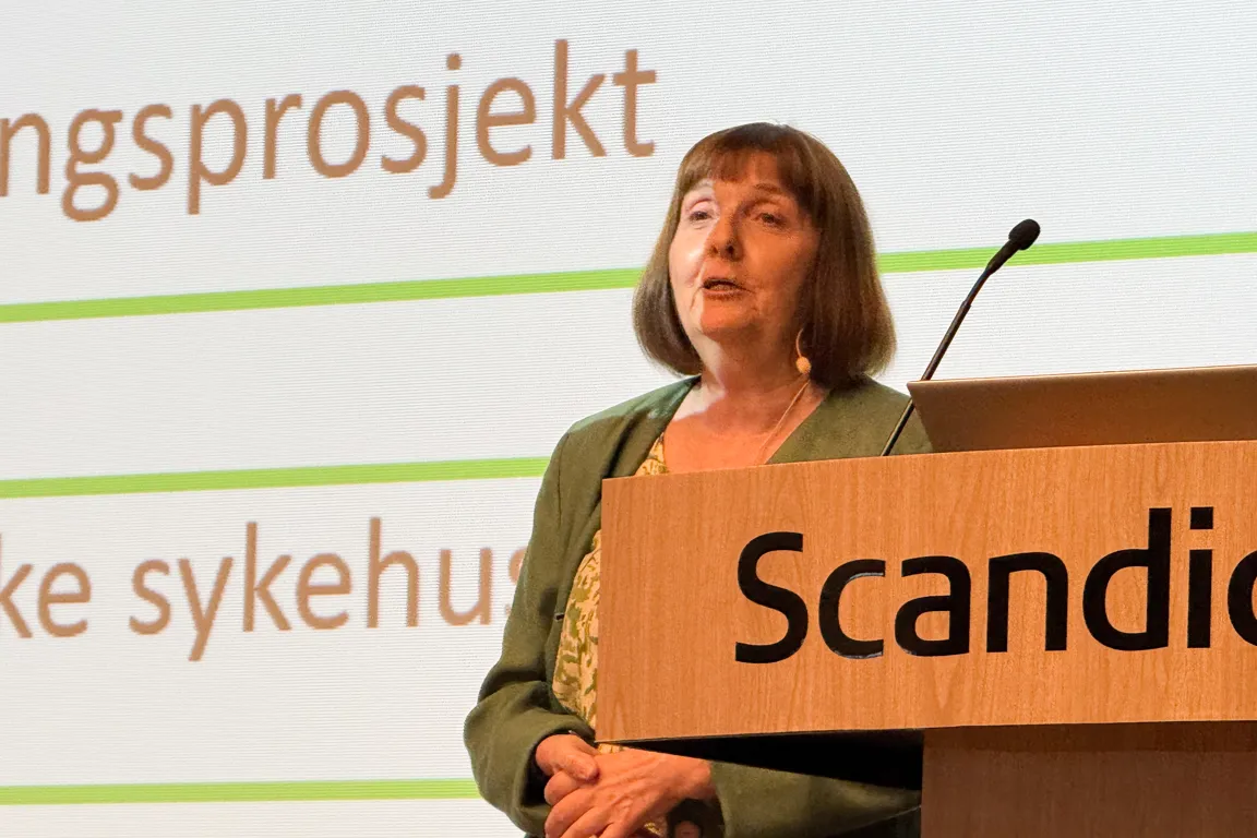 En kvinne bak en talerstol