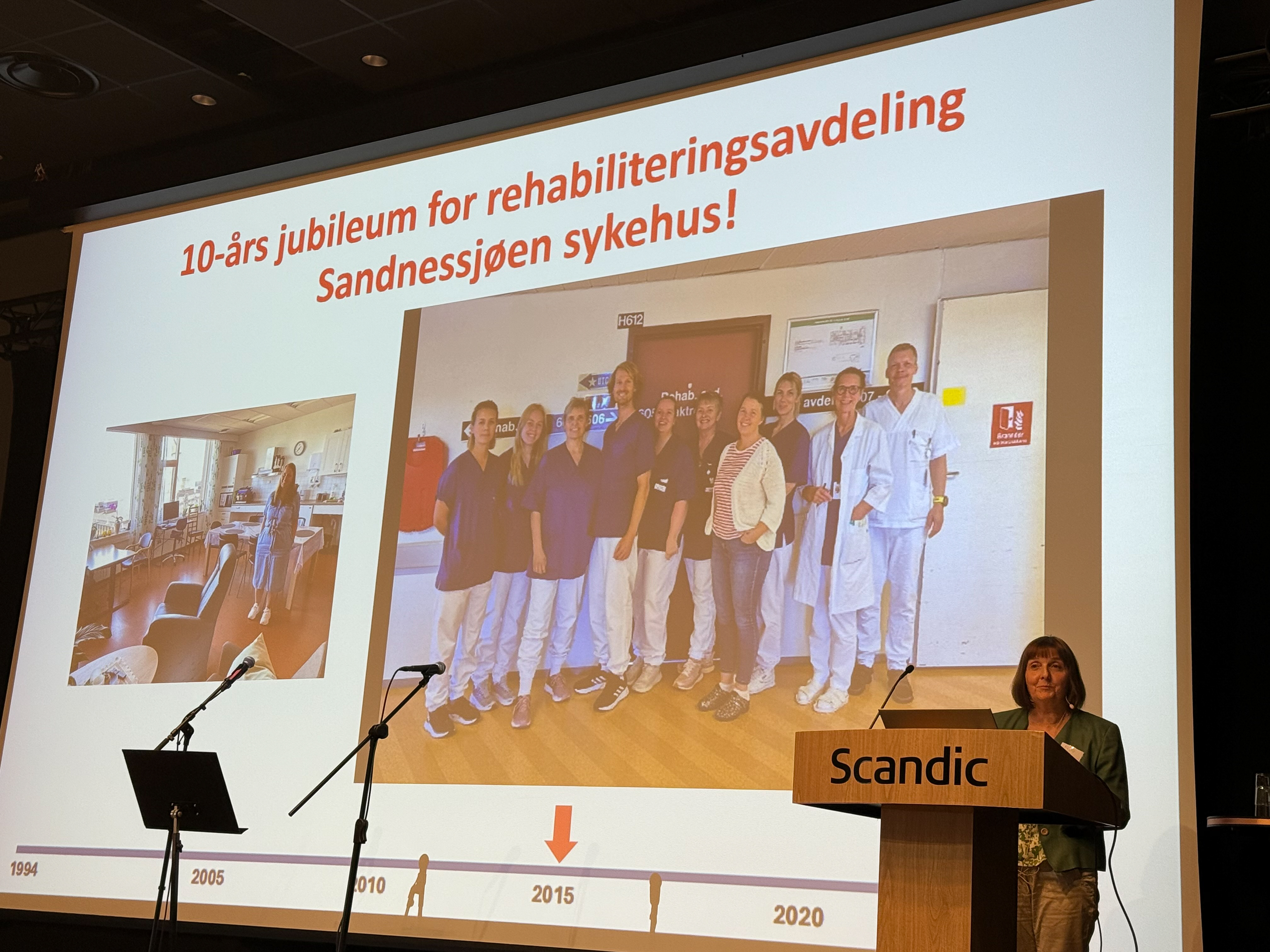 En kvinne på en scene