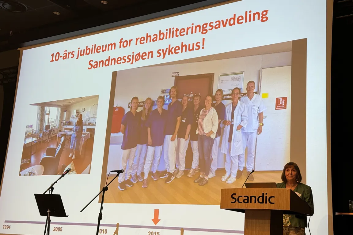 En kvinne på en scene