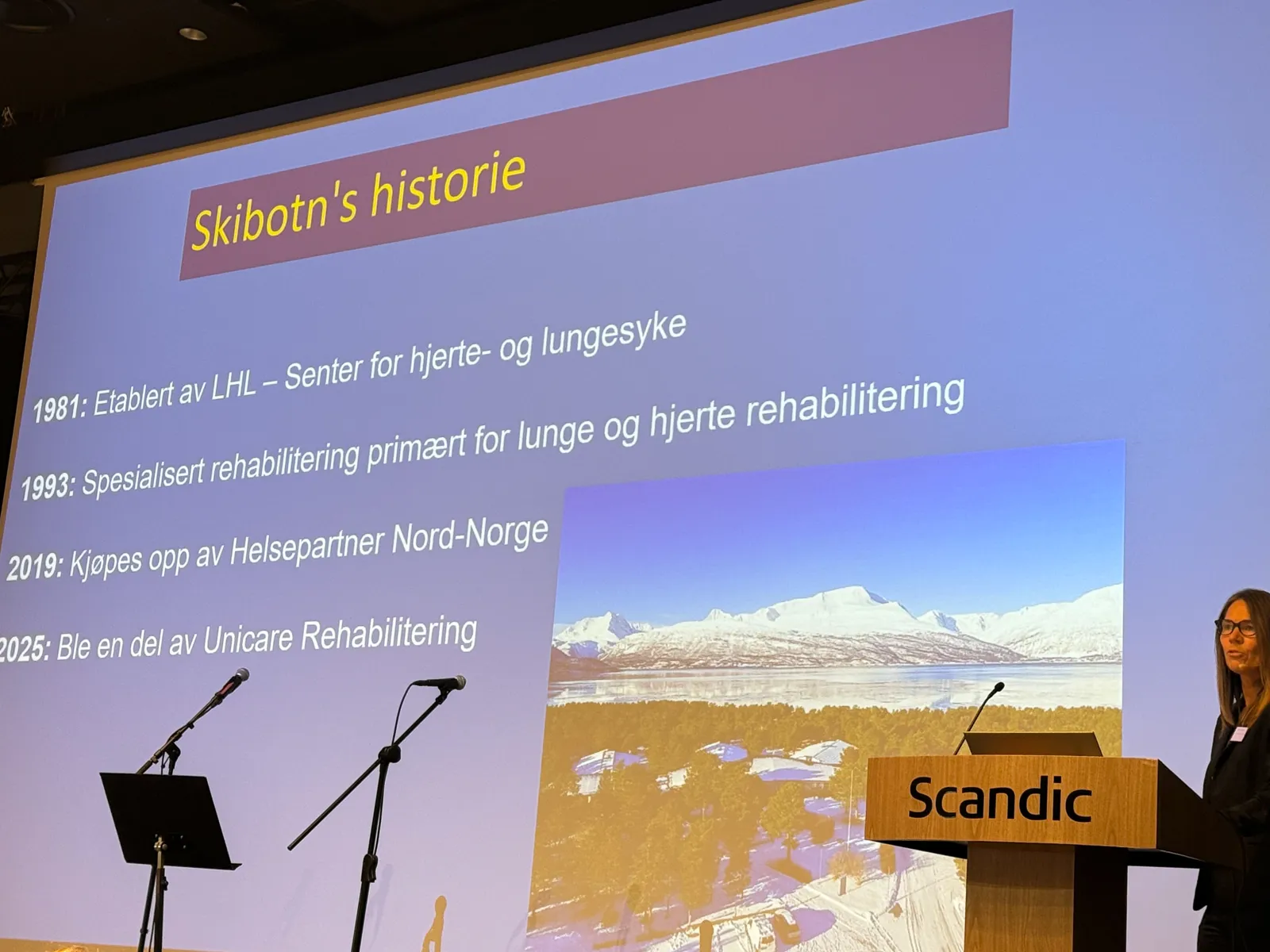 En skjerm med et bilde av et fjell og en mikrofon