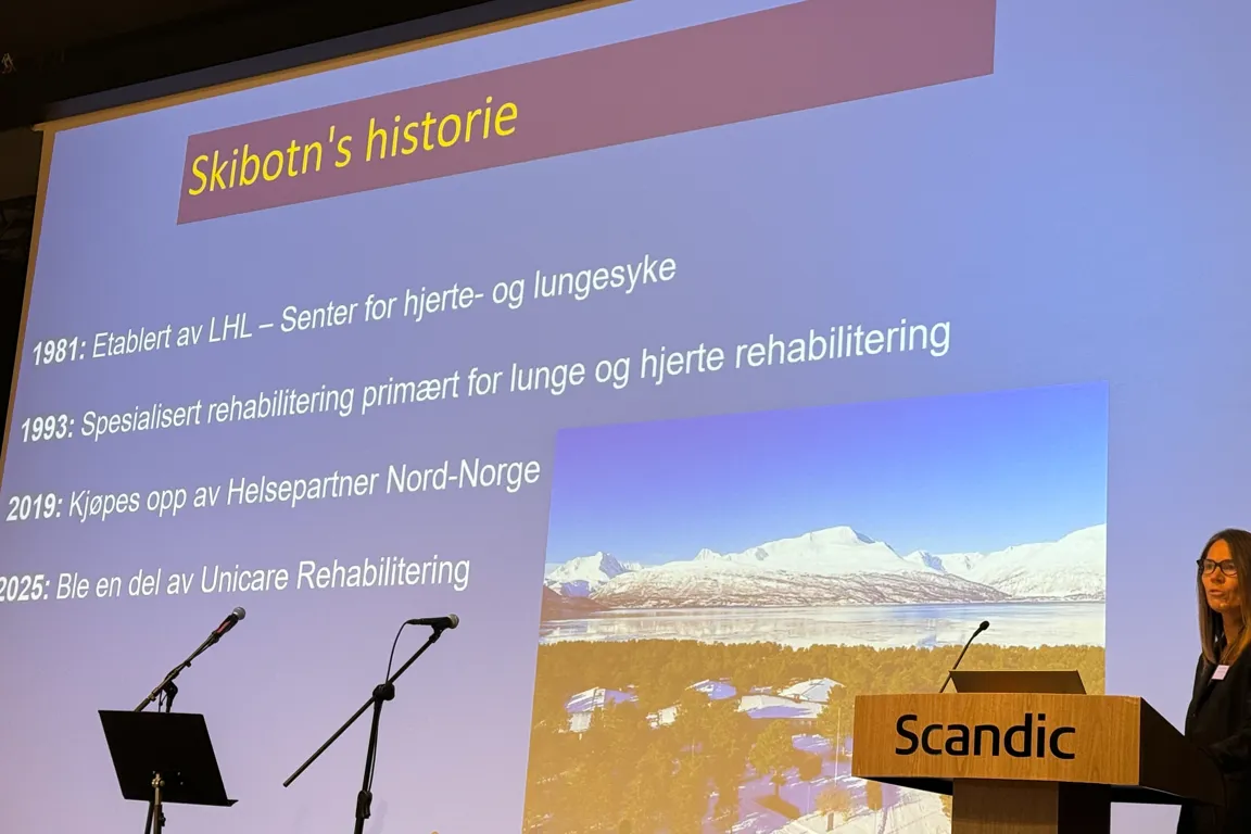 En skjerm med et bilde av et fjell og en mikrofon