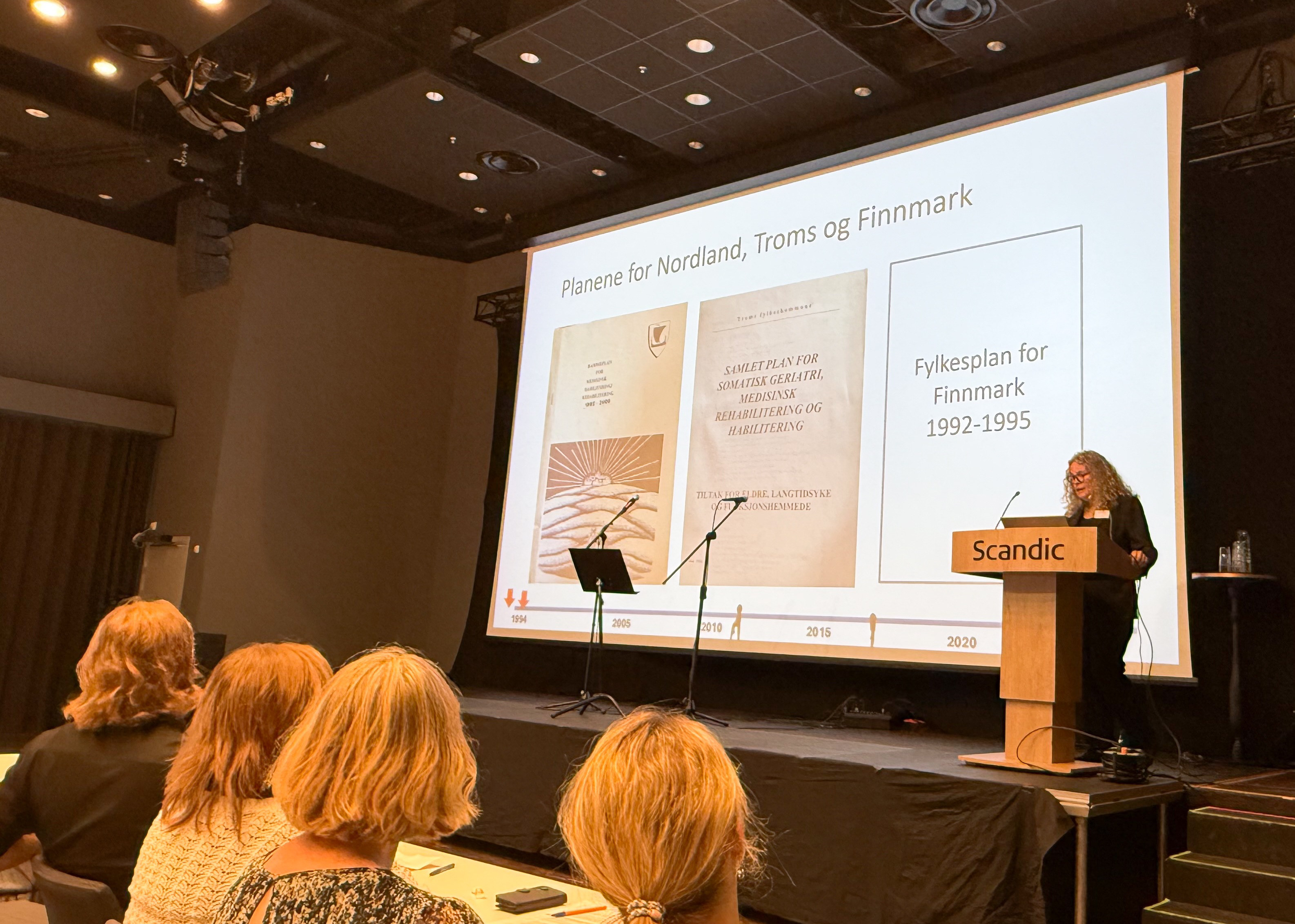 En kvinne som holder en presentasjon