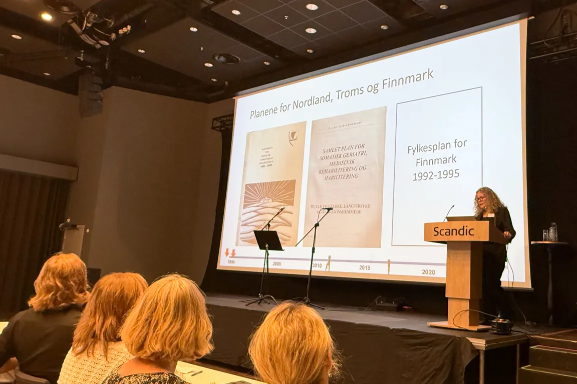 En kvinne som holder en presentasjon