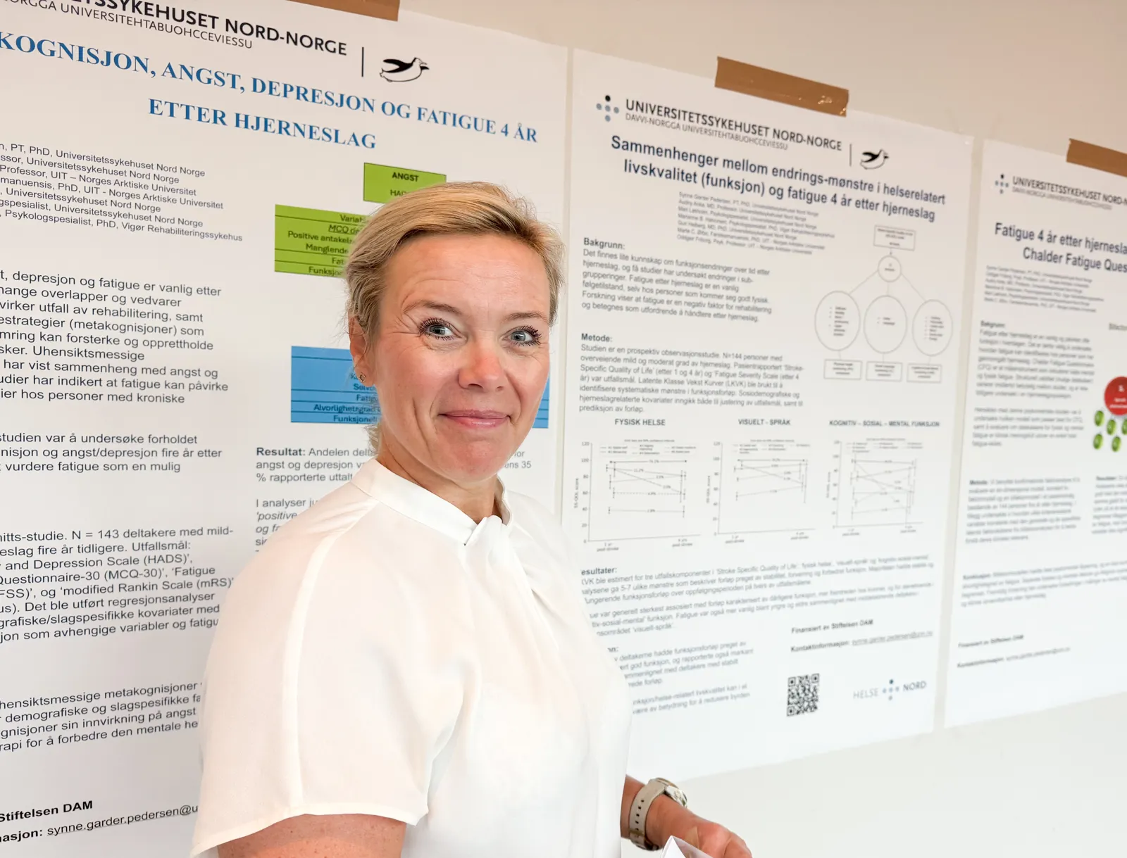 Kvinne foran poster