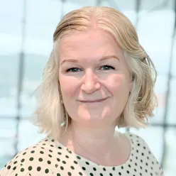 En kvinne med blondt hår