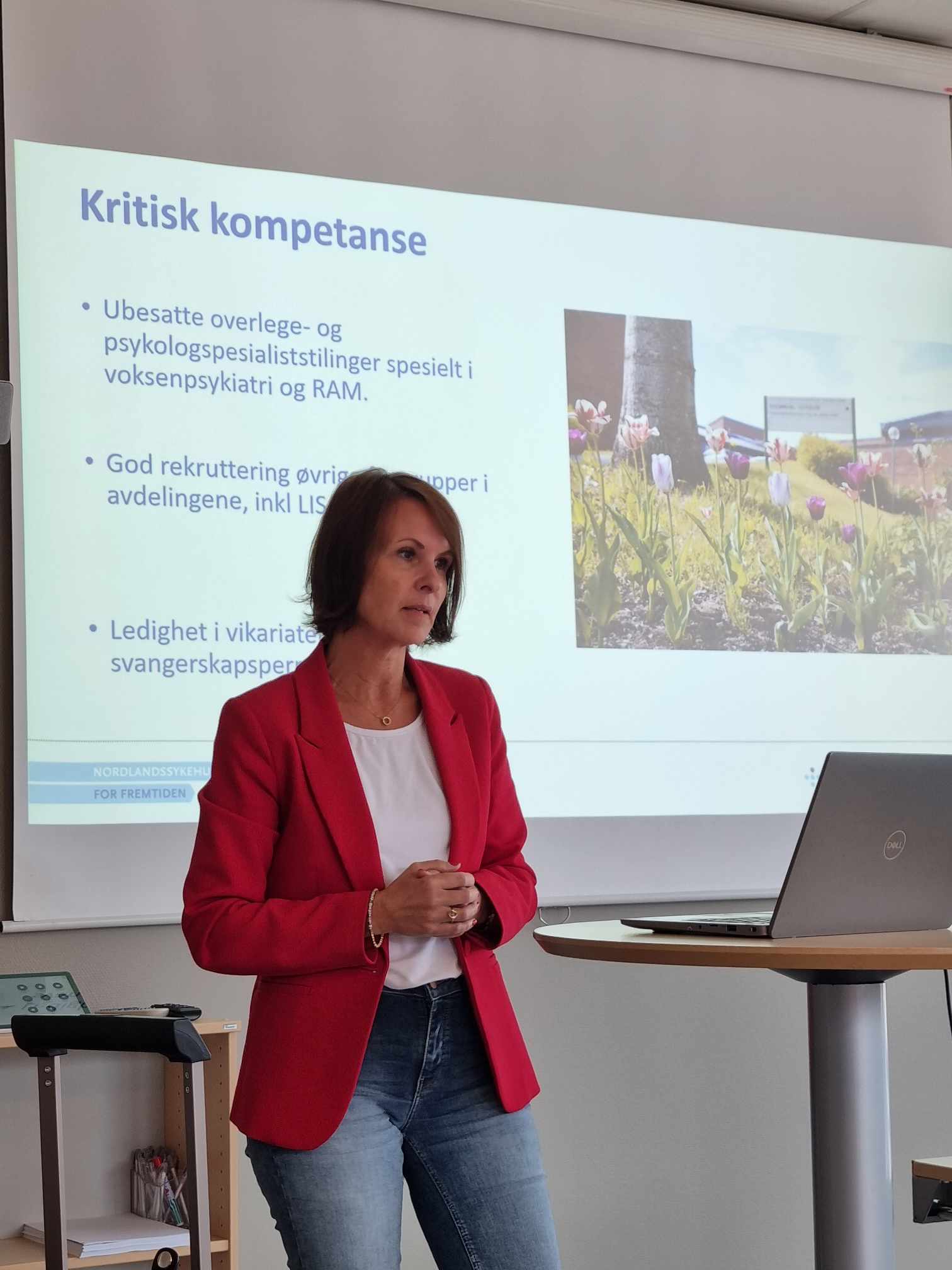 En kvinne som står foran en tavle