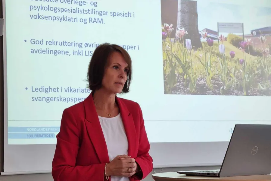 En kvinne som står foran en tavle