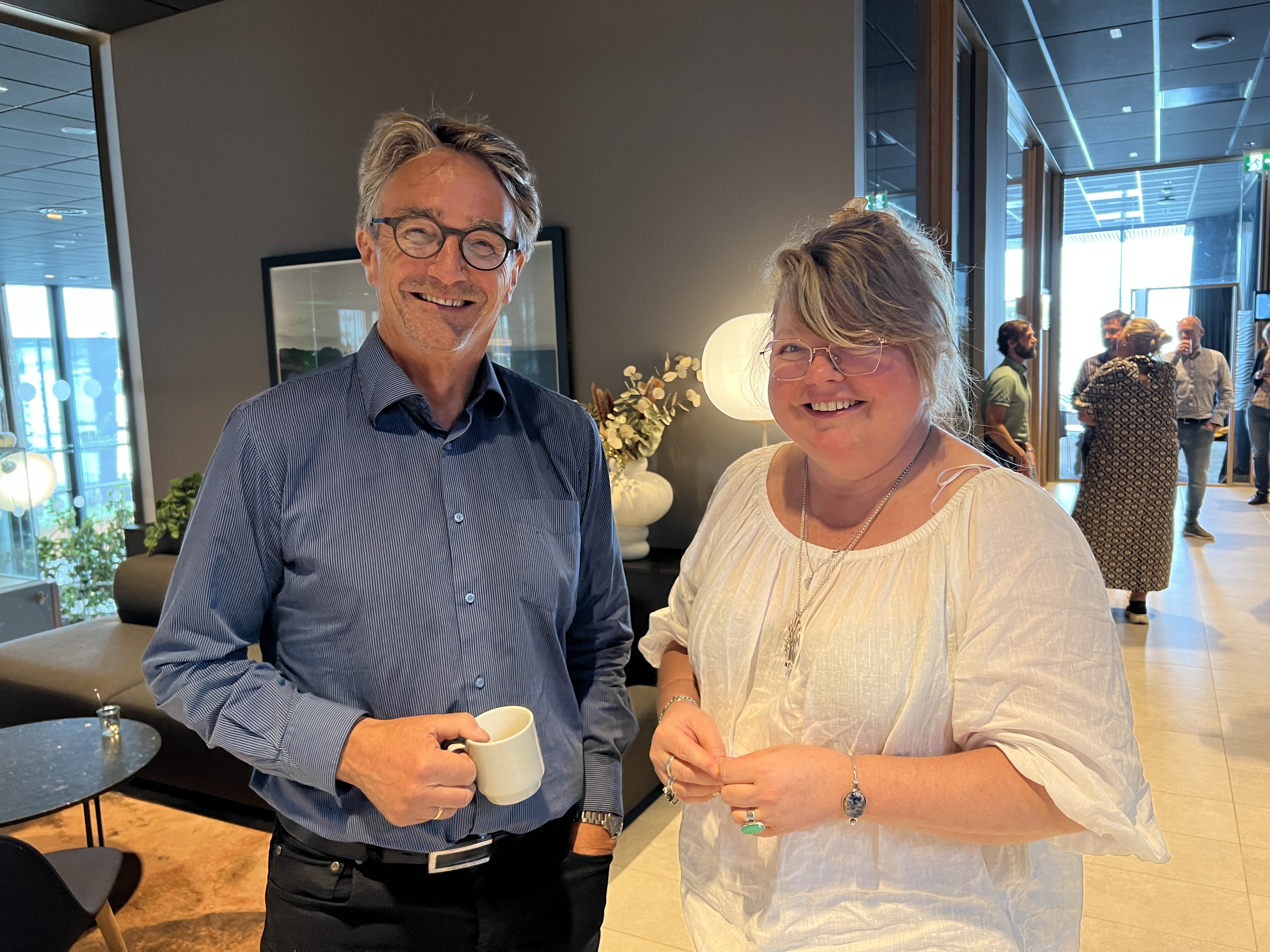 En mann og en kvinne som holder kopper