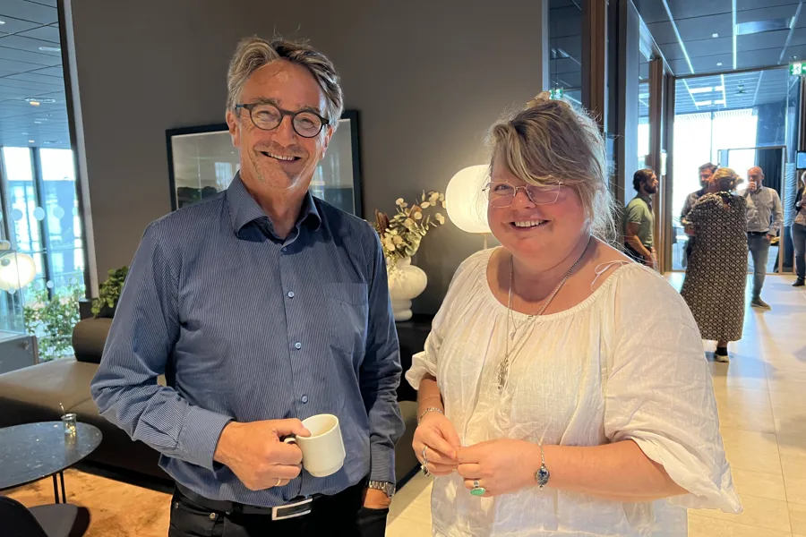 En mann og en kvinne som holder kopper