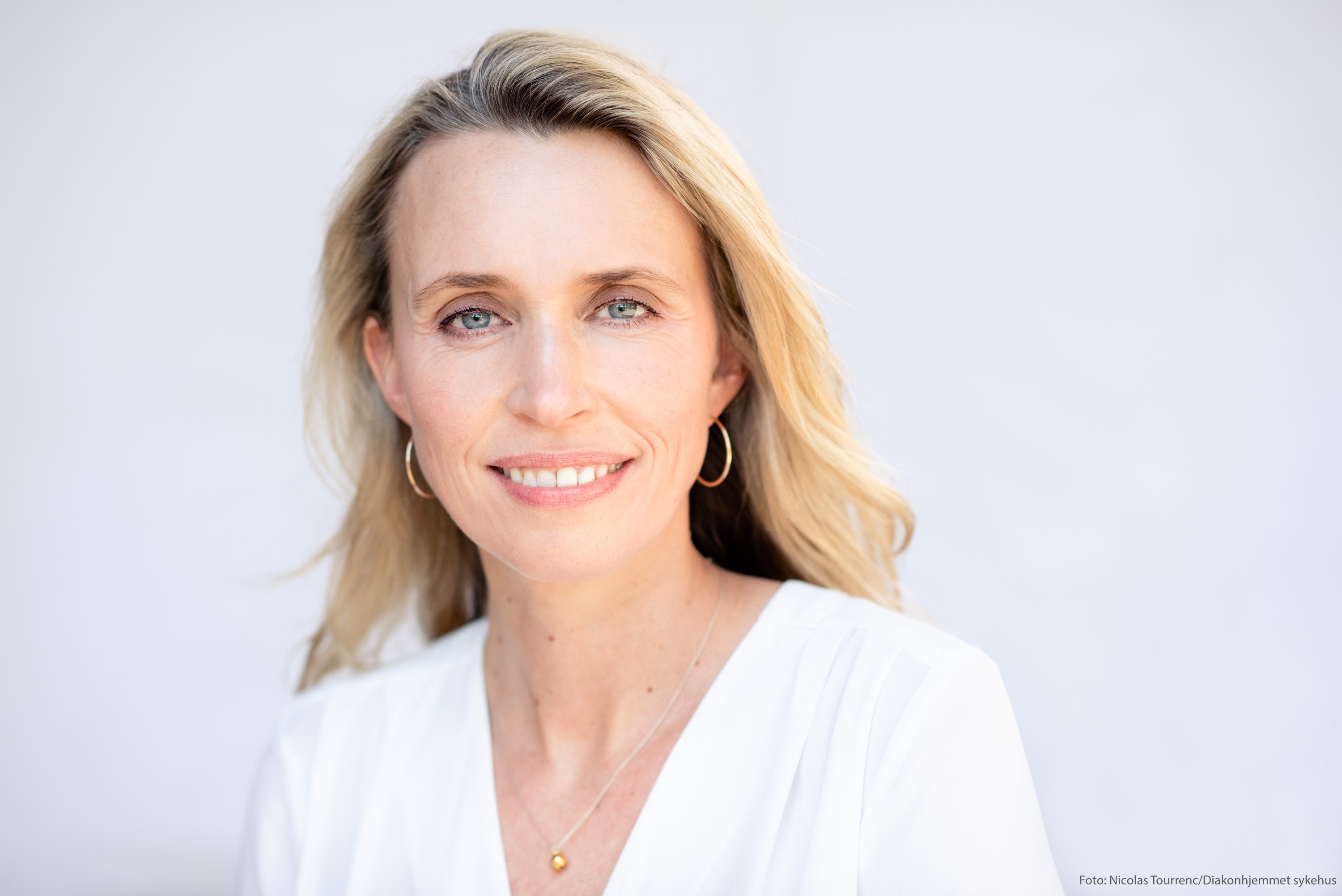 En kvinne med blondt hår