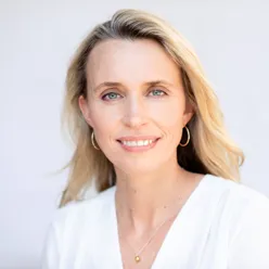 En kvinne med blondt hår