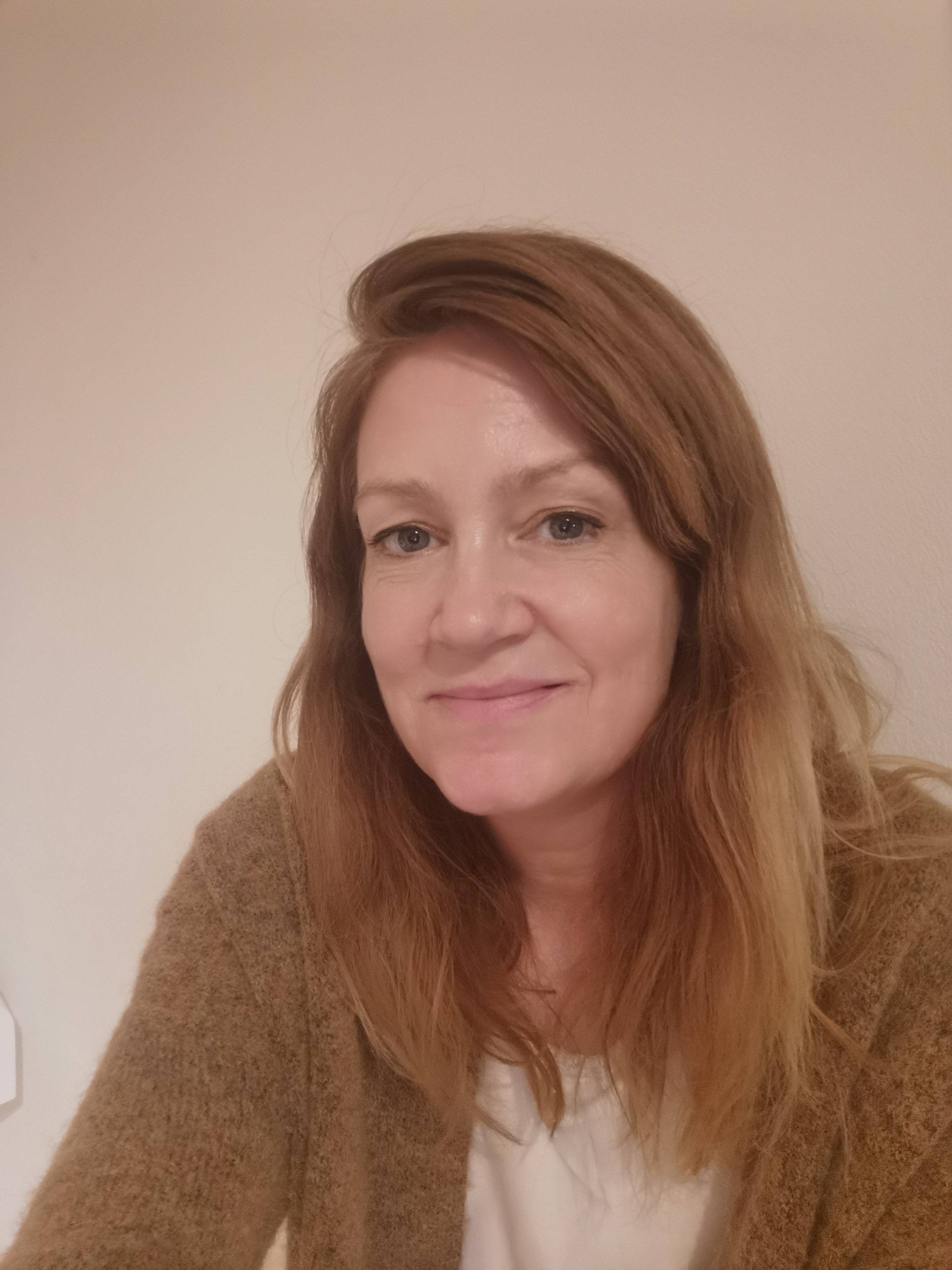 En kvinne med langt hår