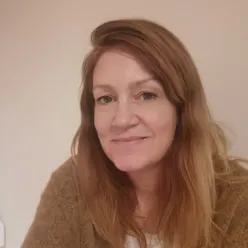 En kvinne med langt hår