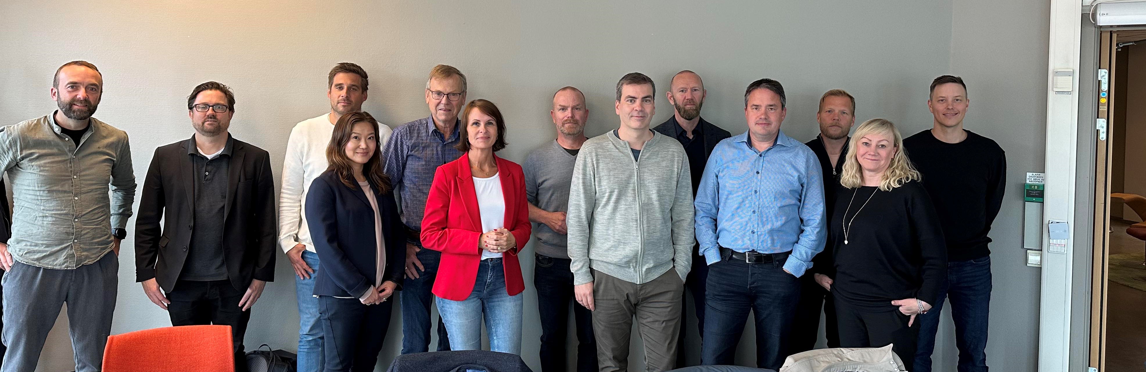 En gruppe mennesker som poserer for et bilde