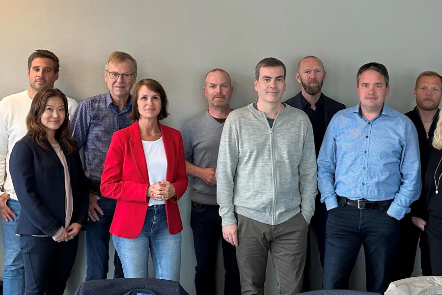 En gruppe mennesker som poserer for et bilde