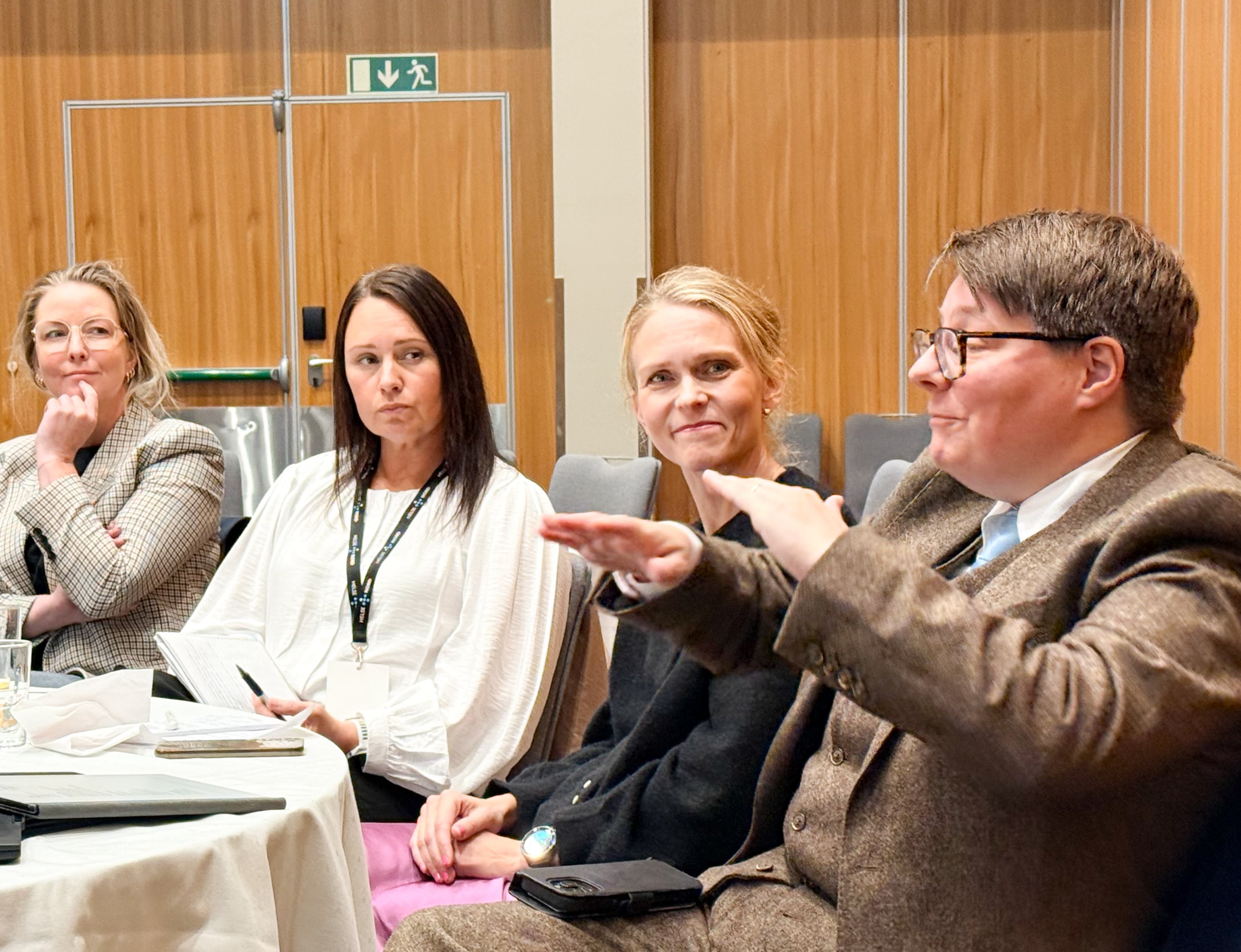 En gruppe mennesker som sitter ved et bord