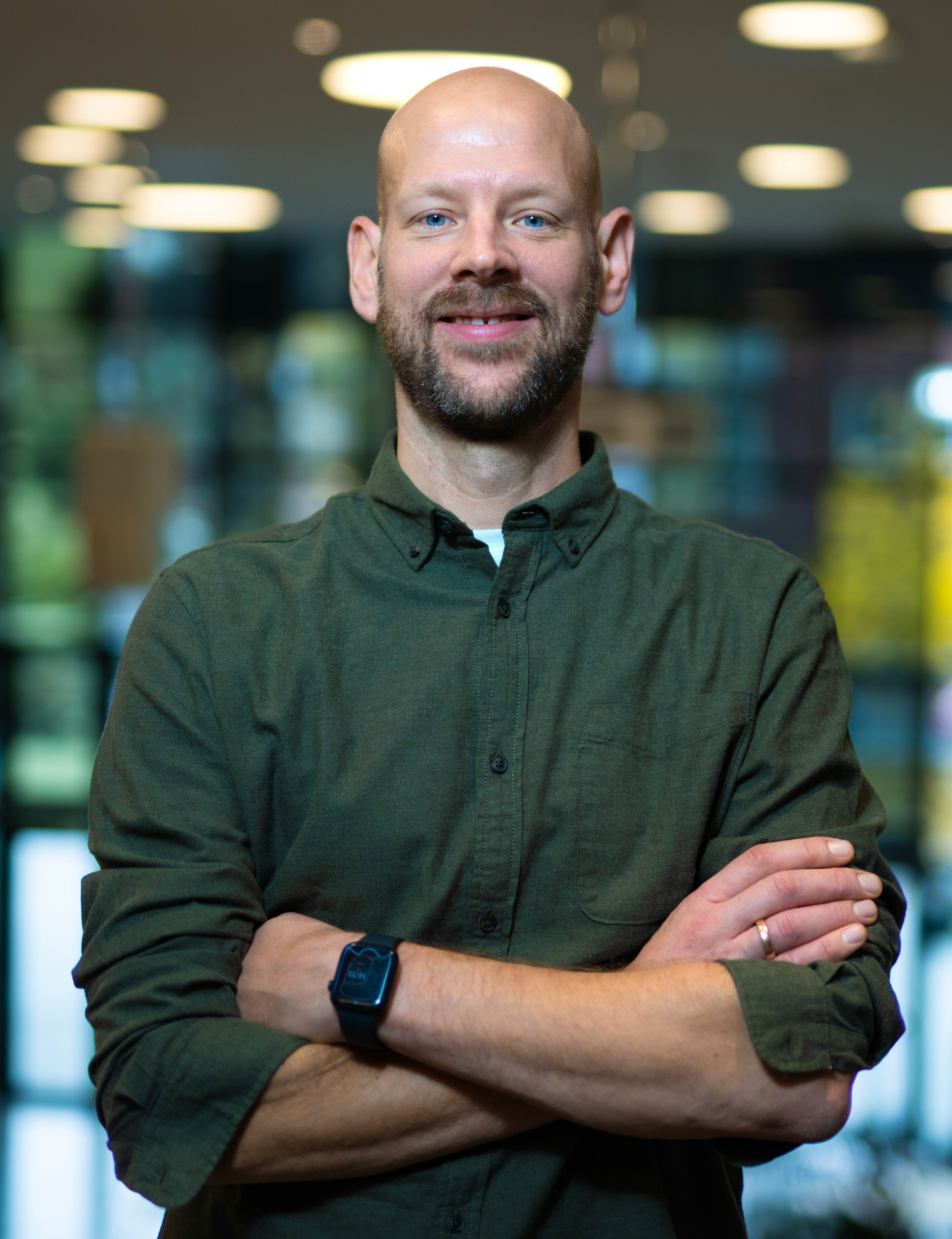 En mann med armene i kors