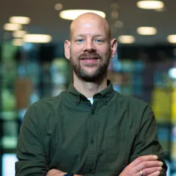 En mann med armene i kors