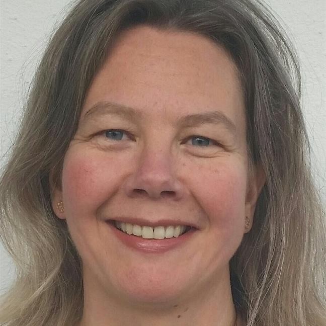 Et nærbilde av en kvinne som smiler